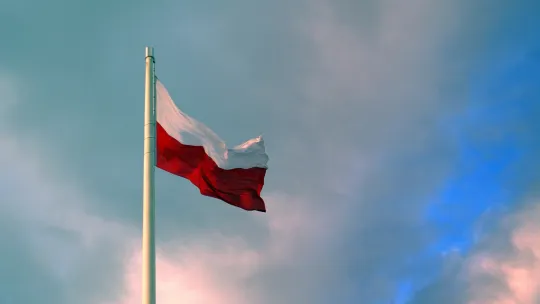zdjęcie flagi na tle nieba