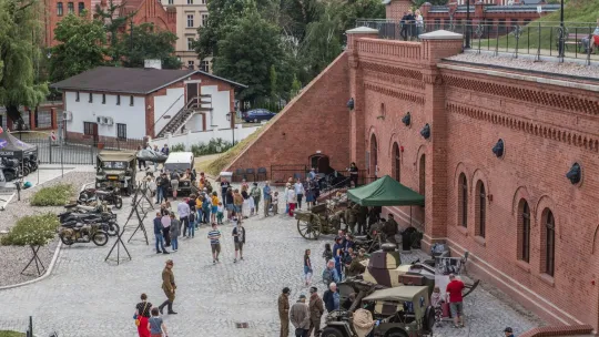 Widok z gory na dziedziniec Muzeum Twierdzy Toruń podczas pikniku historycznego