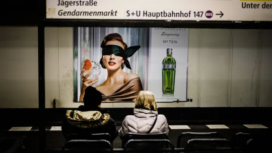 zdjęcie berlińskiej stacji metra z plakatem reklamowym