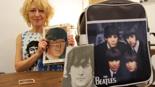 Anna Magalska z pamiątkami po Beatlesach