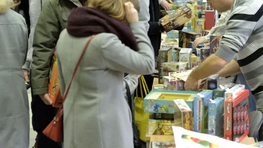 Ludzie przeglądający gry na kiermaszu