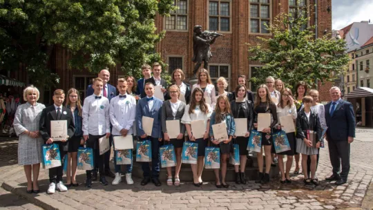 Grupa uczniów pod pomnikiem toruńskiego Flisaka - Najlepsza Klasa Torunia z roku 2018.