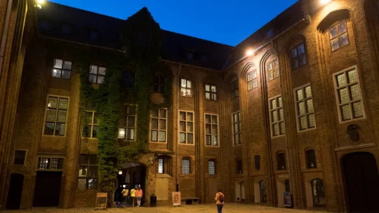 dziedziniec ratusza nocą