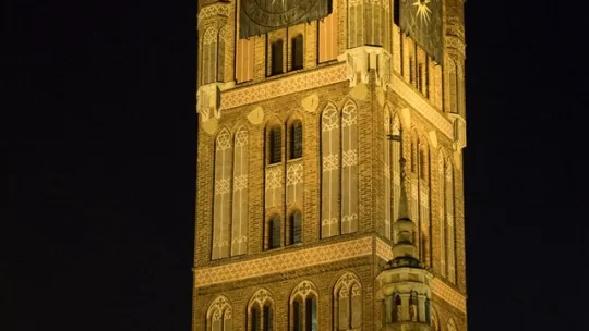 wieża ratusza nocą