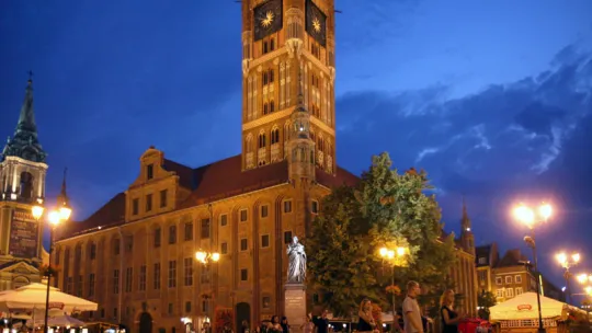 Ratusz Staromiejski w Toruniu o zmierzchu