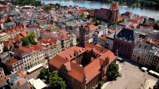 Rynek i Ratusz Staromiejski z Toruniu w lotu ptaka.