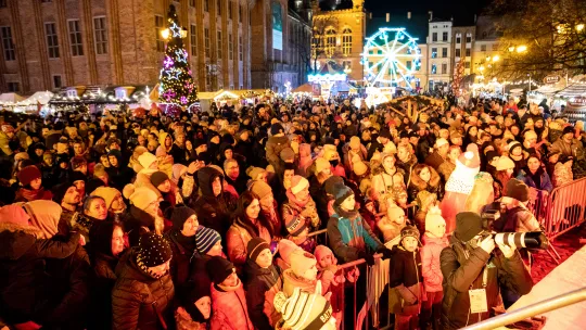 Zdjęcie tłumów na Rynku Staromiejskim