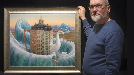 Jacek Yerka ze swoim obrazem