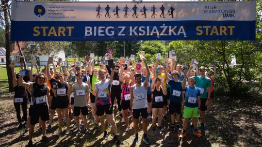 zdjęcie biegaczy na starcie