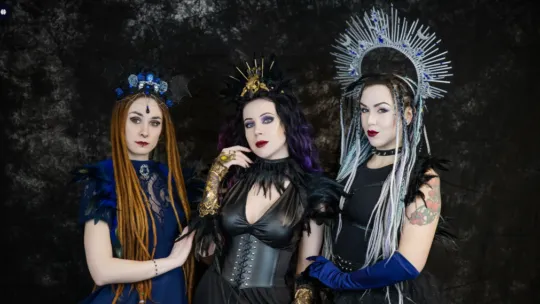 Kreacje: Gotwear, korony: DarkAdora i Martyna Malesa, fryzury: Ewa Kośniewska, modelki: Dreads Princess, Elizabeth i Failth, fot. Nocturn Photo Studio.