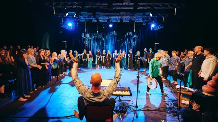 Teatr CHOREA / Chór Spółdzielczy „Hoson zes/Lśnij”  