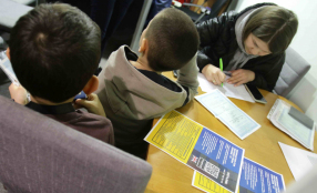 Uchodźcy z Ukrainy wypelniają dokumenty