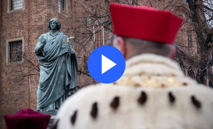Święto UMK - złożenie kwiatów pod pomnikiem Mikołaja Kopernika