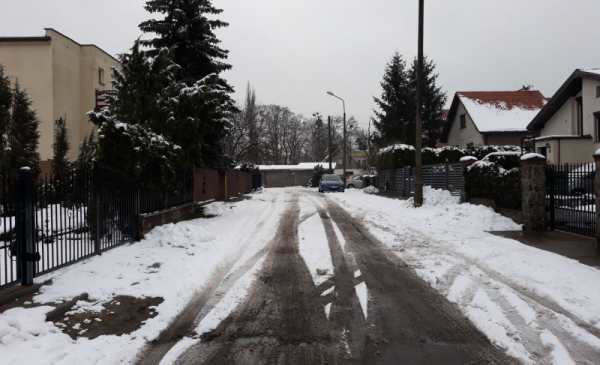 Ulica Miedza na Wrzosach w zimowej szacie