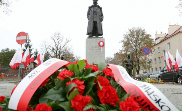 Na zdjęciu: pomnik gen. Józefa Hallera, przed nim wiązanka kwiatów z biało-czerwoną flagą