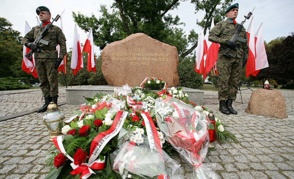 Dwaj zołnierze na warcie pod pomnikiem pamięci ofiar wojny