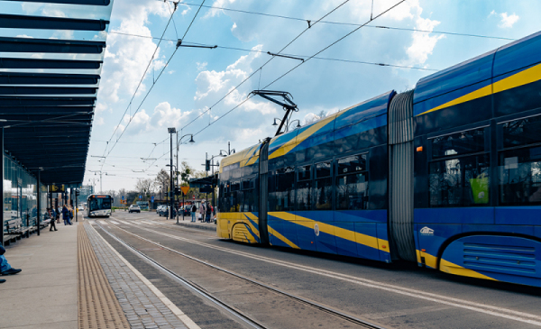Na zdjęciu: żółto-niebieski tramwaj na torach