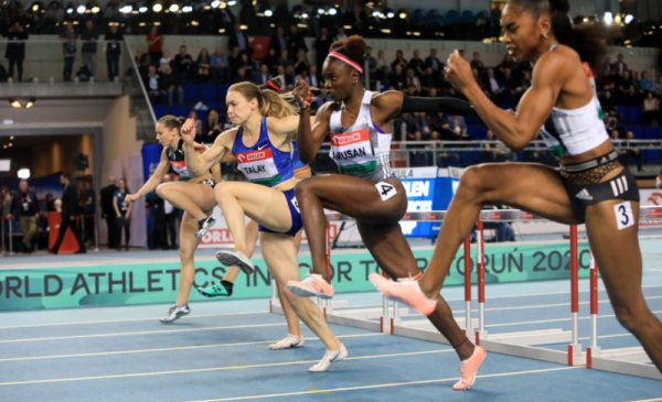 Na zdjęciu widać biegnące sprinterki podczas zawodów