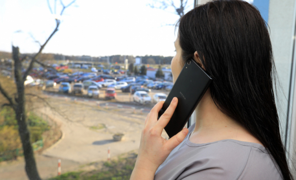 Na zdjęciu: kobieta rozmawiająca przez telefon