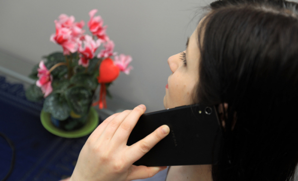 Na zdjęciu: młoda kobieta rozmawia przez telefon