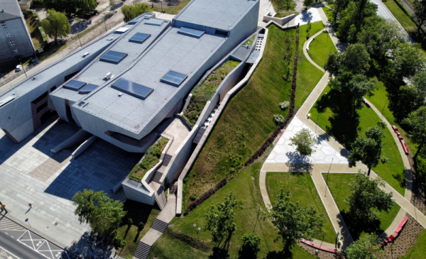 Centrum Kulturalno-Kongresowe Jordanki - widok z drona na budynek i teren zieleni wokół