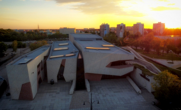 Na zdjęciu budynek Centrum Kulturalno-Kongresowego Jordanki z lotu ptaka podczas zachodu słońca