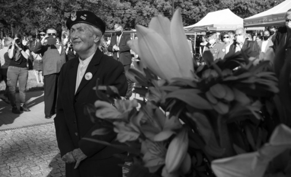 Na zdjęciu mjr Maria Biedermann-Kowalewska podczas obchodów 76. rocznicy wybuchu Powstania Warszawskiego
