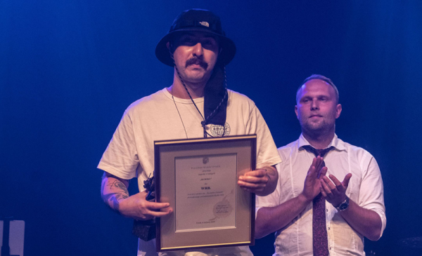 Na zdjęciu zdobywca tytułu DJ Roku, WRB. trzyma statuetkę oraz dyplom