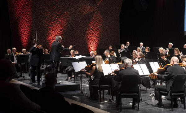 Na zdjęciu: muzycy i dyrygent na scenie CKK Jordanki