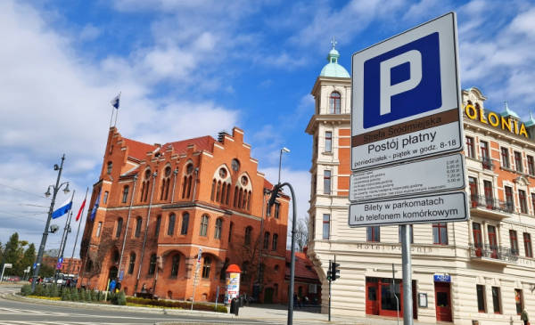 Na zdjęciu budynek Urzędu Miasta Torunia oraz znak Śródmiejskiej Strefy Parkowania