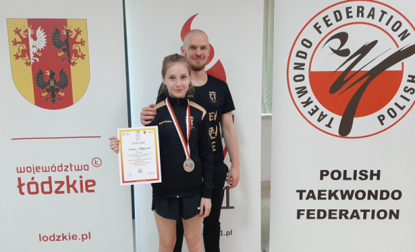 Na zdjęciu Zuzanna Błażejewska, srebrna medalistka w taekwondo z trenerem
