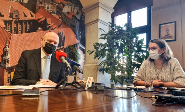 Na zdjęciu prezydent Michał Zaleski oraz rzecznik prezydenta Anna Kulbicka-Tondel siedzą przy konferencyjnym stole