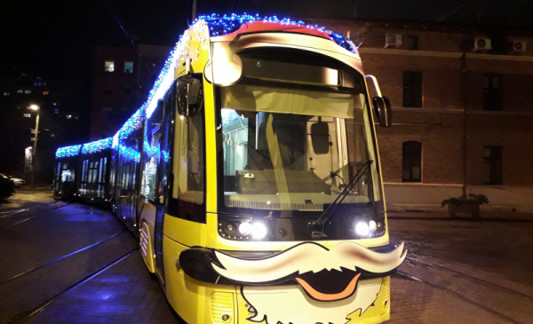 Na zdjęciu: świąteczny tramwaj z doczepioną brodą Mikołaja i czapką