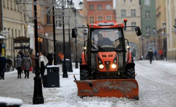 Na zdjęciu: ciągnik z pługiem oczyszcza ulice starówki ze śniegu