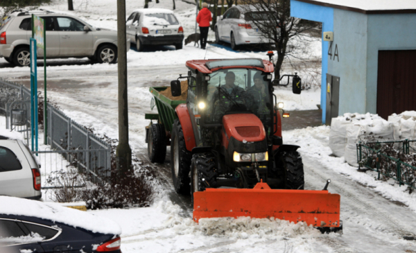 Na zdjęciu: traktor z pługiem odśnieża ulicę