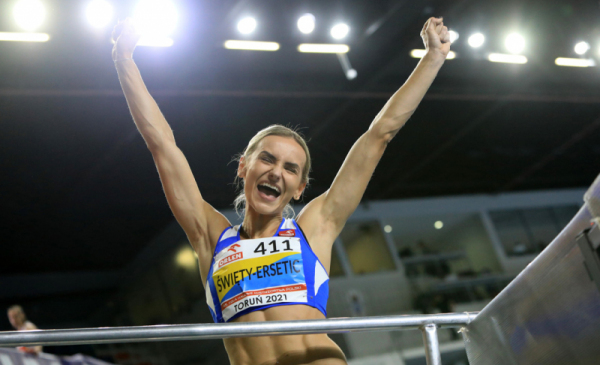 Justyna Święty-Ersetic cieszy się zwycięstwem w biegu na 400 m