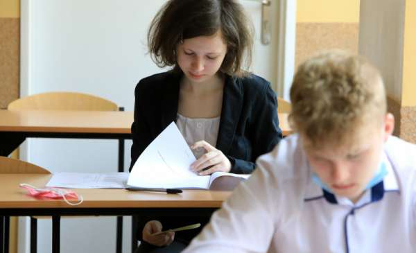 Uczennica i uczeń podczas zdawania egzaminu ósmoklasisty, fot. Sławomir Kowalski