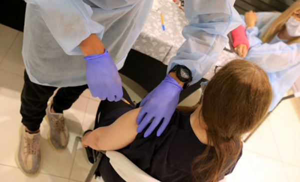 Na zdjęciu pacjent podczas wykonywania szczepienia