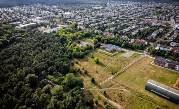 Na zdjęciu: widok z drona na tzw. Wrzosowisko - las, nieużytek i zabudowania