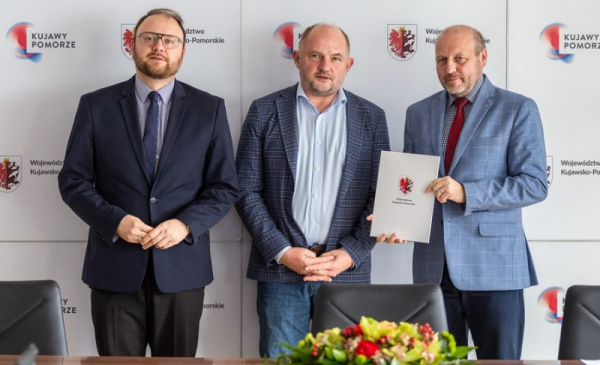 Na zdjęciu zastępca prezydenta Paweł Gulewski, marszałek Piotr Całbecki oraz dyrektor MOPR Rafał Walter
