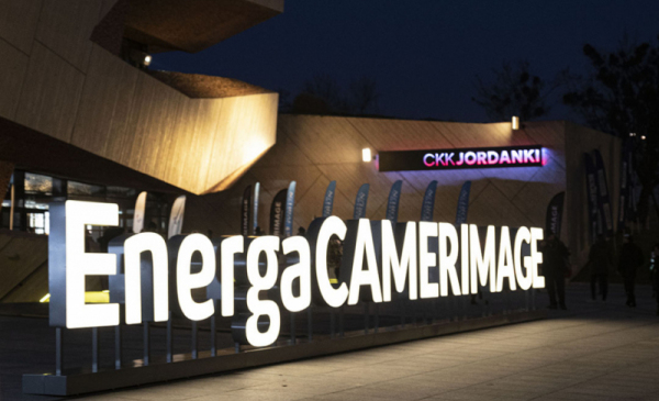 Na zdjęciu: napis świetlny EnergaCAMERIMAGE przed CKK Jordanki