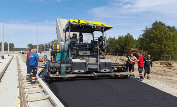 Maszyna do wylewania asfaltu na budowi linii tramwajowej