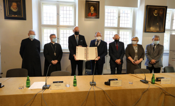 Na zdjęciu: sygnatariusze deklaracji ws. obrony manuskryptu pokazują podpisany dokument