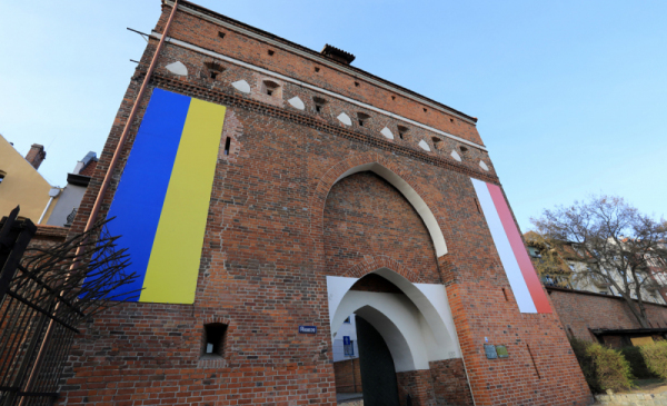Brama Klasztorna z flagą ukraińską, fot. Sławomir Kowalski