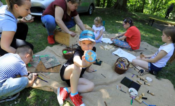 Na zdjęciu: uczestnicy pikniku ekologicznego w parku podczas warsztatów