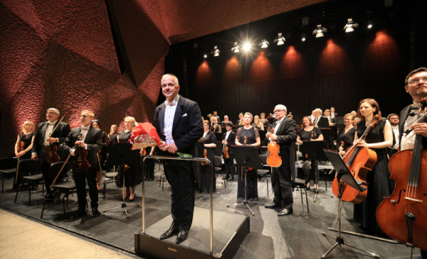 Na zdjęciu dyrygent oraz muzycy TOS stoją do ukłonu po koncercie