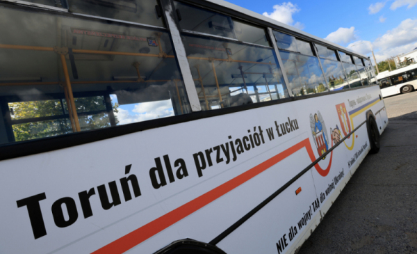 Zdjęcie przedstawia napisy na autobusach, które zostały przekazane miastu Łuck na Ukrainie.