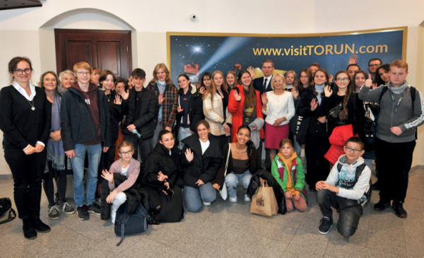Pamiątkowe zdjęcie uczestników projektu z zastępcą prezydenta Torunia