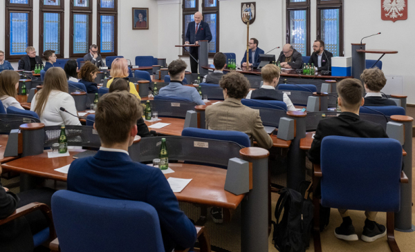 Na zdjęciu: członkowie Młodzieżowej Rady Miasta Torunia siedzą na sali obrad Rady Miasta, przemawia prezydent Michał Zaleski