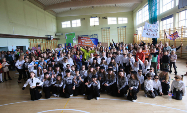 Gwiazdy You Can Dance na wspólnym zdjęciu z uczniami toruńskiej dziesiątki